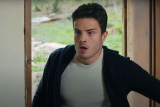 Ege uratuje Zeynep, choć porywacz pchnie ją nożem.