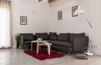Szara sofa w aranżacji salonu