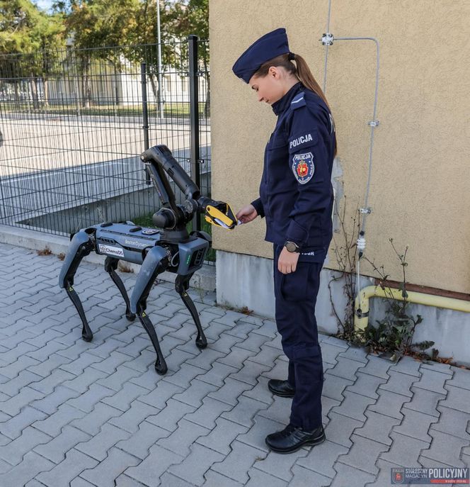 Robopies odwiedził i ćwiczył z warszawskimi policjantami