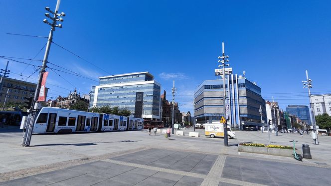 Katowice jak patelnia. Obowiązuje ruch cieniostronny. Nawet gołębie chowają się w cieniu