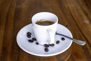 Kawa poprawia nastrój? Najnowsze badania naukowców pokazują, co dzieje się w mózgu po spożyciu kofeiny