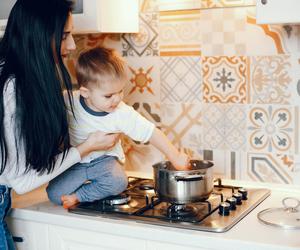 Ten sposób gotowania zwiększa ryzyko astmy u dziecka. Badacze nie mają wątpliwości