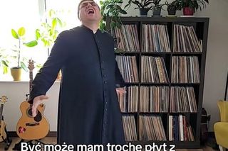 Ksiądz Krzysztof Kołtunowicz bez skarpetek wygłupia się przy kawałku Zenka Martyniuka