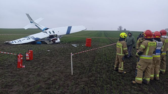 Awionetka runęła na pole pod Chełmnem! Dwie osoby trafił do szpitala [ZDJĘCIA]