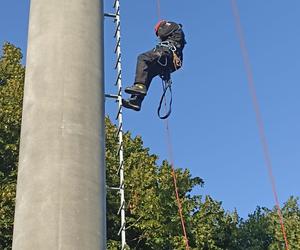 Mężczyzna wszedł na 47-metrową wieżę telefoniczną. Dramatyczna akcja ratunkowa strażaków