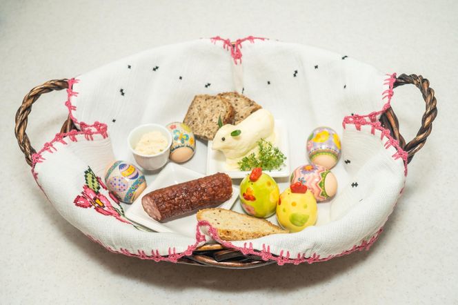 Koszyczek wielkanocny dla dzieci: Co włożyć, by tradycji stało się zadość?