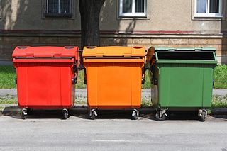 Czerwone kosze na śmieci? Sprawdź, co musisz do nich wrzucać, by nie zapłacić kary!