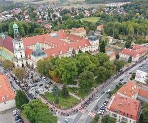 Kilka tysięcy pielgrzymów ruszy z Wrocławia do Trzebnicy. Utrudnienia na drogach 