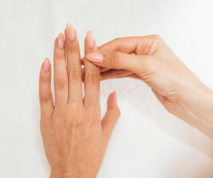 Jedwabne paznokcie to nowy trend w stylizacji. Wyjaśniamy, na czym polega ta technika 