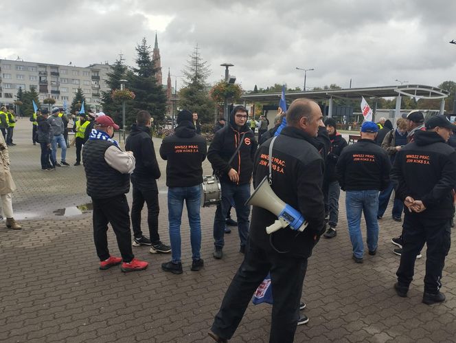Hutnicy i koksownicy wyszli na ulice w Dąbrowie Górniczej. Apel do rządu o ratunek dla branży i tysięcy miejsc pracy