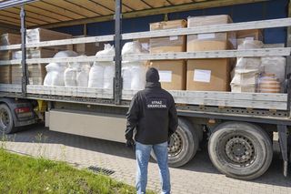 Nielegalna fabryka papierosów zlikwidowana! Milion papierosów w kartonach po pizzy