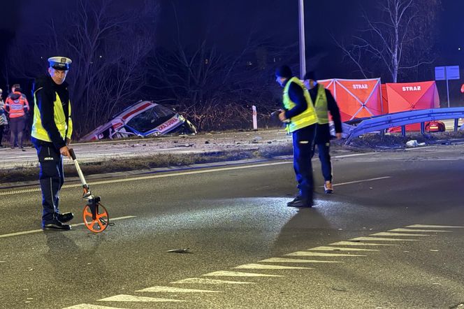 Tragiczny wypadek na Mazowszu. Karetka na sygnale dachowała w rowie. Jeden ratownik zginął na miejscu