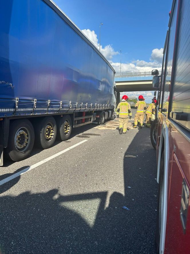 Ciężarówka z konwoju staranowała radiowóz.