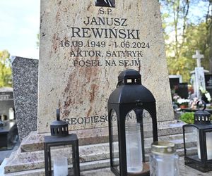 Janusz Rewiński, grób 2024r.