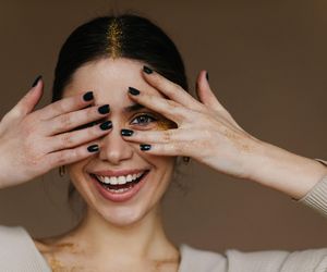 Ten jesienny manicure będzie hitem. Jak wygląda autumn green chrome nails?