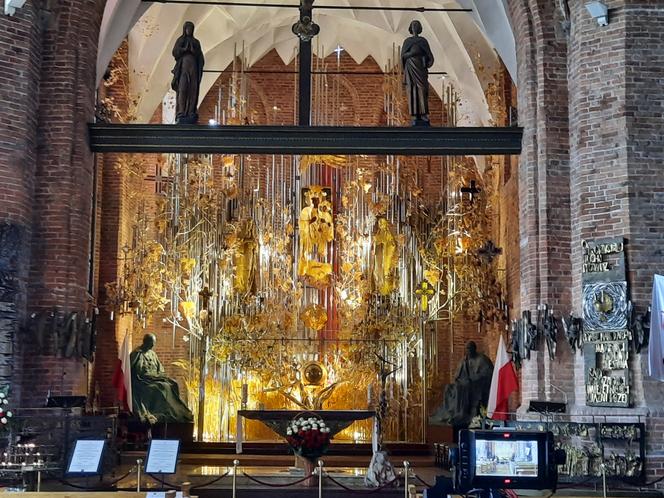 Ołtarz główny, wykonany głównie z bursztynu, w kościele pw. św. Brygidy w Gdańsku, to również dzieło, w które włączył się Mariusz Drapikowski