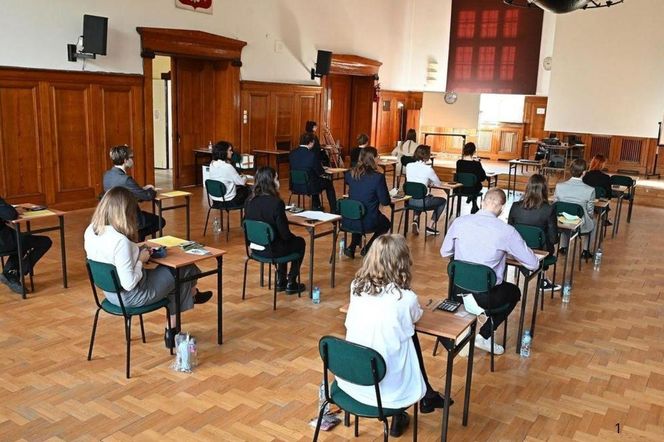 Maturzyści drżą przez przecieki. CKE zapowiada konsekwencje 