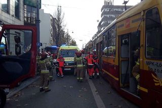 Łódź. Zderzenie dwóch tramwajów w czwartek, 13 listopada. 12 osób poszkodowanych [ZDJĘCIA].