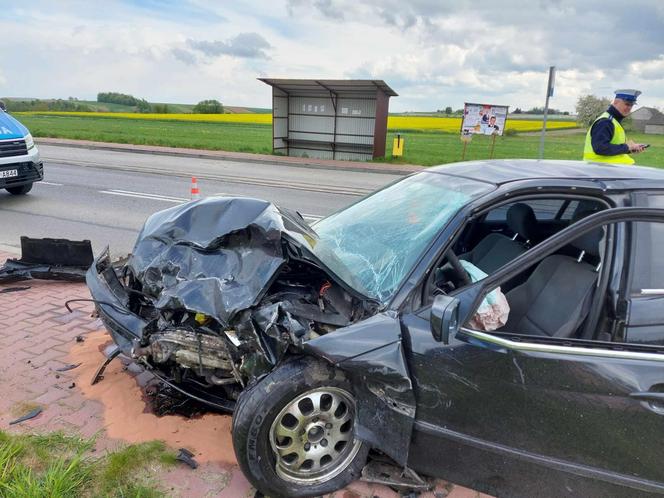 Czołowe zderzenie BMW i Opla w Szerzawach