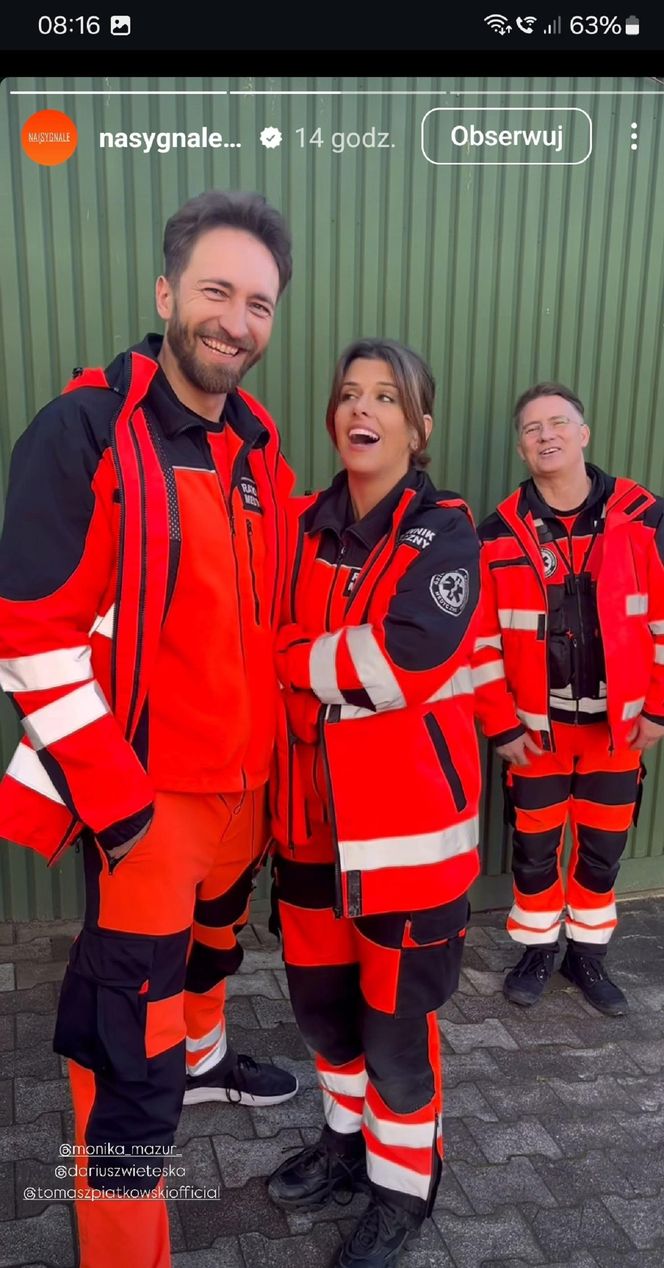 Na sygnale na planie. 6. rocznia ślubu Strzeleckich. Martyna (Monika Mazur), Piotr (Dariusz Wieteska), (Artur Góra (Tomasz Piątkowski)