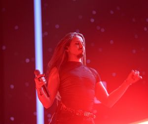 Michał Szpak przyłapany bez spodni za kulisami koncertu. Tego nie pokazali w TV!