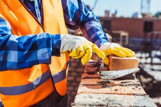 Brak materiałów i fachowców, rosnące ceny. Problemy z budową domu