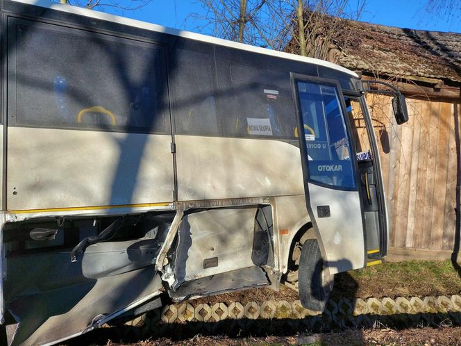 Zderzenie autobusu z autem osobowym w Rzepinku