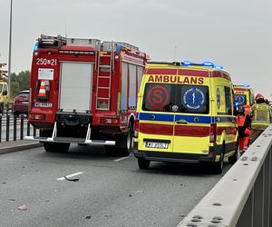 Wypadek na S8 w Warszawie, są ranni. Samochód dachował