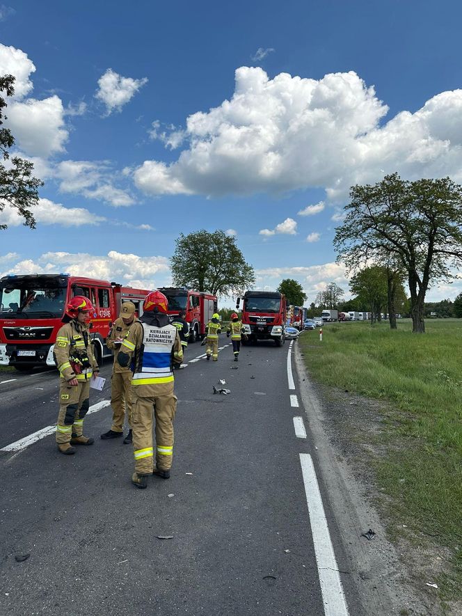 Śmiertelny wypadek na DK12 pod Opocznem. Nie żyje młoda kobieta. W zderzeniu kilku pojazdów brała udział więźniarka [ZDJĘCIA].