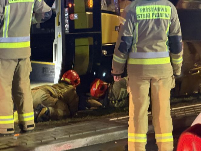 40-letnia rowerzystka wciągnięta pod pędzący tramwaj. „Liczne obrażenia ciała”