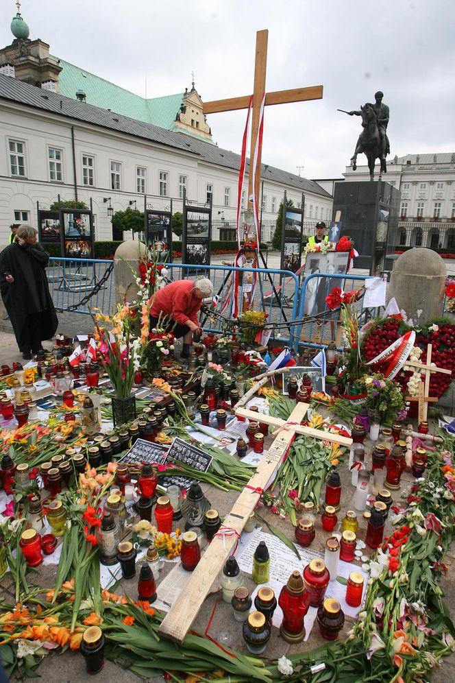 15. rocznica katastrofy smoleńskiej. Burzliwa historia krzyża sprzed Pałacu Prezydenckiego