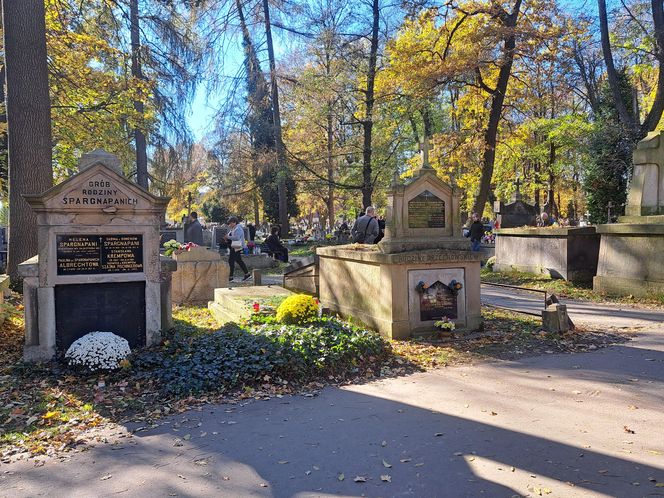 Tłumy na cmentarzu Rakowickim na Wszystkich Świętych 2024