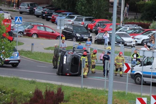 Wypadek na rondzie w Kielcach! Auto przewróciło się na bok! Potężne korki w centrum miasta!