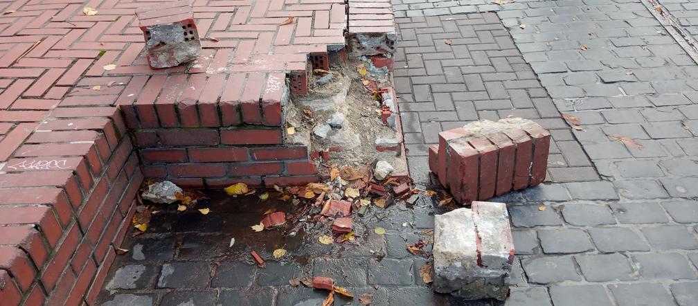 Zniszczony murek przy ul. Szewskiej