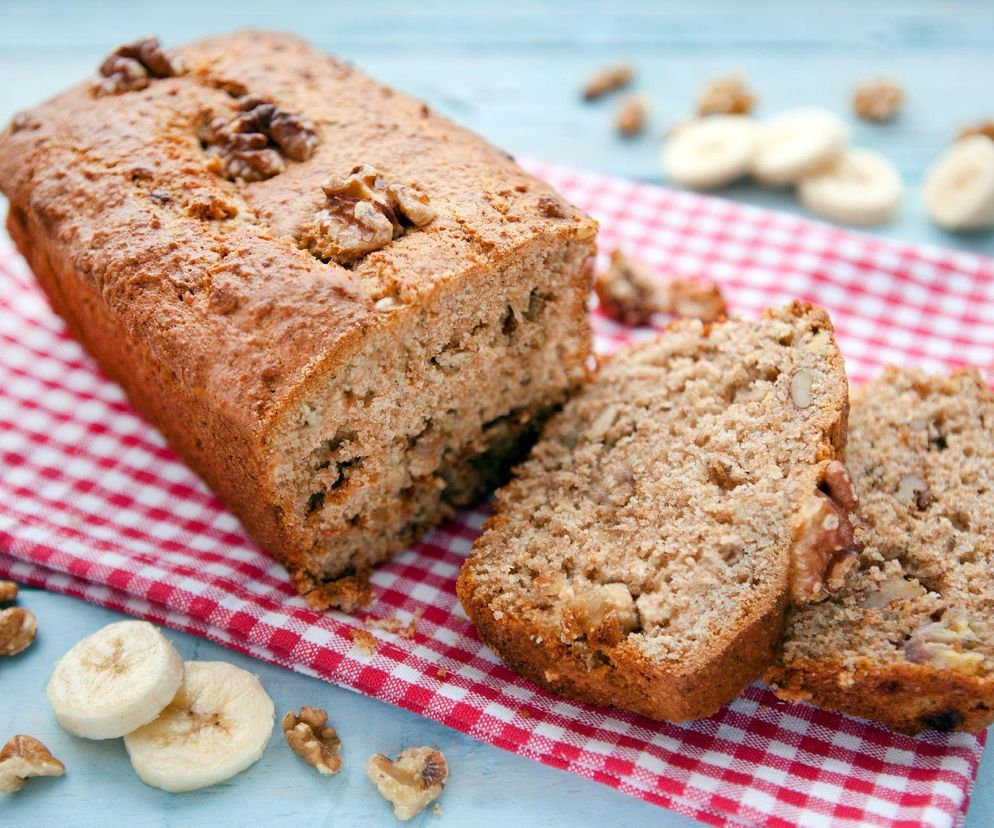 Przepis na ciasto bananowe z otrębami i orzechami. Pomysł na fit deser lub słodką przekąskę