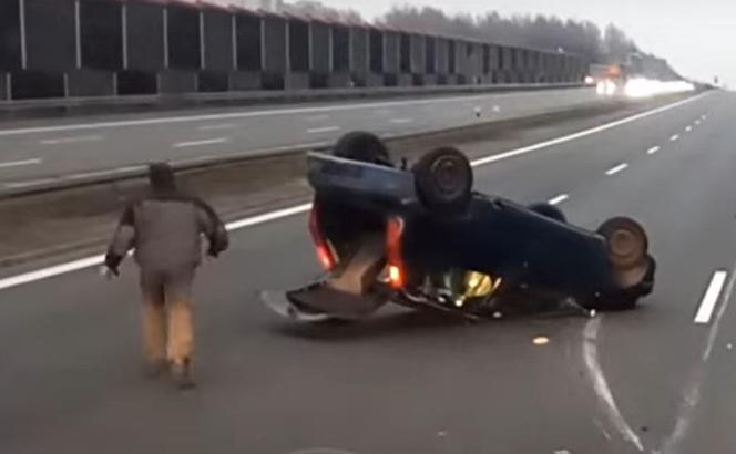 Groźne zdarzenie na autostradzie A4. Samochód zahaczył o audi i dachował 