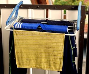 Czy za wieszanie prania na balkonie można dostać mandat? Przepisy mówią jasno!