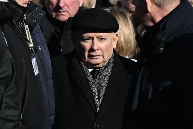 Jarosław Kaczyński przed Pałacem Prezydenckim
