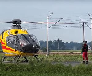 Wypadek na przejeździe kolejowym w Roszkowie. Dostawczak wjechał pod pociąg 