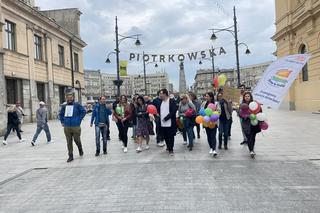 W milczeniu idzie z Helu na Rysy. Pojawił się także w Łodzi