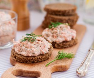 Pasta twarogowa z wędzonym łososiem i koperkiem
