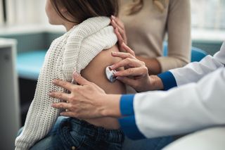 Pediatra mówi o „dzikiej wysypce” którą coraz częściej obserwuje u małych pacjentów. Tłumaczy, czemu towarzyszy ten objaw