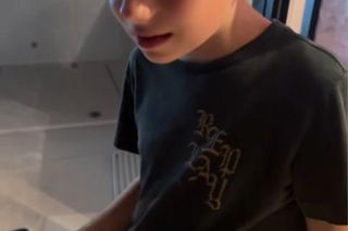 Egzotyka wg Rutkowskich. Krzysztof junior zajada robaki jak chipsy