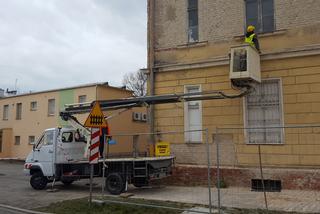 Lecą tynki z dawnego budynku kolejowego przy ul. Dworcowej