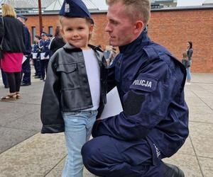 Dolnośląska policja przyjęła aż 37 nowych funkcjonariuszy. Zobacz zdjęcia i nagranie ze ślubowania