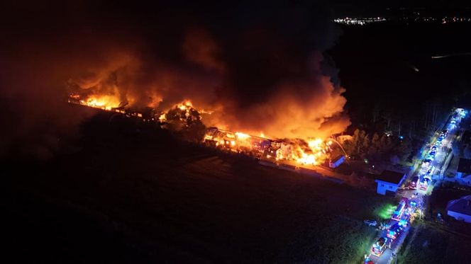 Warszawa. Pożar hal magazynowych w Kawęczynie [ZDJĘCIA]