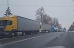 Rośnie frustracja kierowców tirów czekających na wyjazd z Polski do Ukrainy