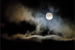 Pełnia Księżyca LUTY 2023 - kiedy jest? Śnieżny Księżyc sprzyja zakochaniu!