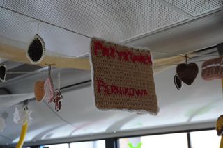 Mikołajkowy trolejbus wyjechał na ulice Lublina! Jakie dekoracje świąteczne zdobią jego wnętrze? Zobacz koniecznie