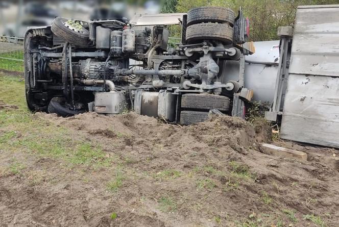 Na olsztyńskim Gutkowie przewróciła się cysterna przewożąca paliwo